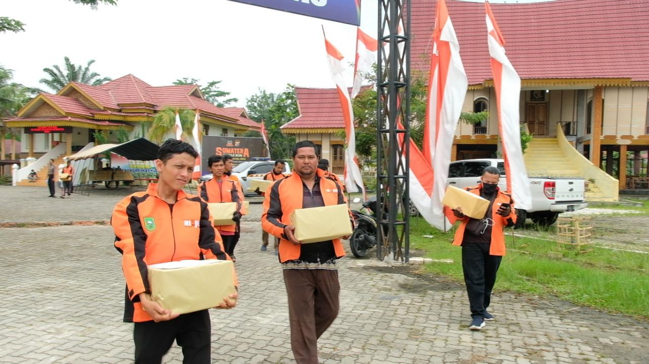 Polda Riau Bantu Masyarakat Terdampak Langsung Covid-19.