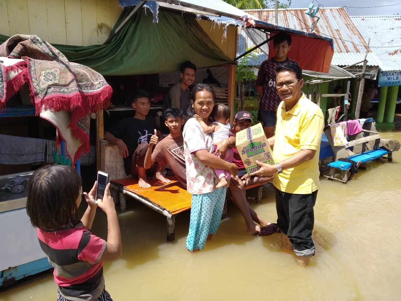 Prihatin Korban Banjir; Ketua BK DPRD Riau H.Sukarmis Serahkan Bantuan.