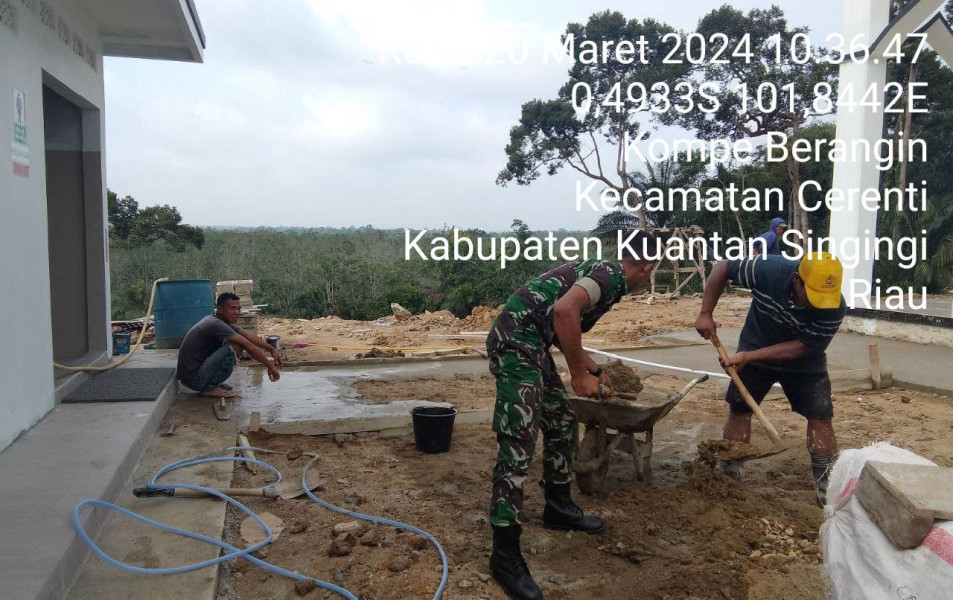 Anggota Koramil 06/Cerenti  Kodim 0302/Inhu Gotong  Royong Bersama Warga Desa Kompe Berangin  