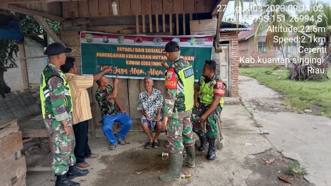Babinsa Koramil 06/Cerenti Kodim 0302/Inhu Tingkatkan Pengawasan Karhutlah Melaksanakan Patroli dan Sosialisasi Kepada Masyarakat di Wilayah Teritorialnya Kecamatan Cerenti Kabupaten Kuansing