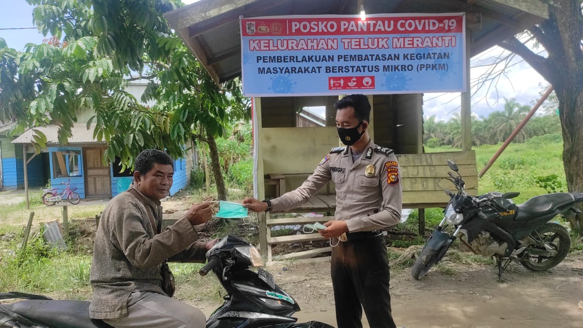 Polsek Teluk Meranti Lakukan Pendisiplinan Prokes dan Bagikan Masker