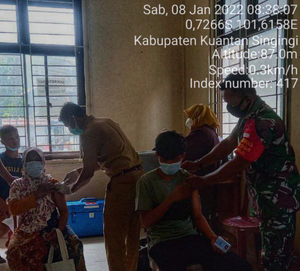 Kopda Irwan Babinsa Koramil 06/Cerenti Kodim 0302/Inhu Pantau Dan Dampingin Pelaksanaan Vaksin Covid-19