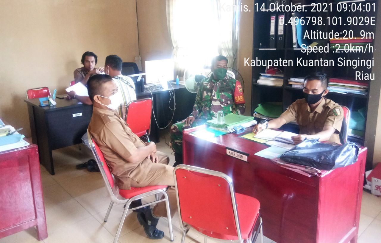 Babinsa Koramil 06 /Cerenti Dim 0302 Inhu Komsos Dengan Perangkat Desa di Desa Pesikaian