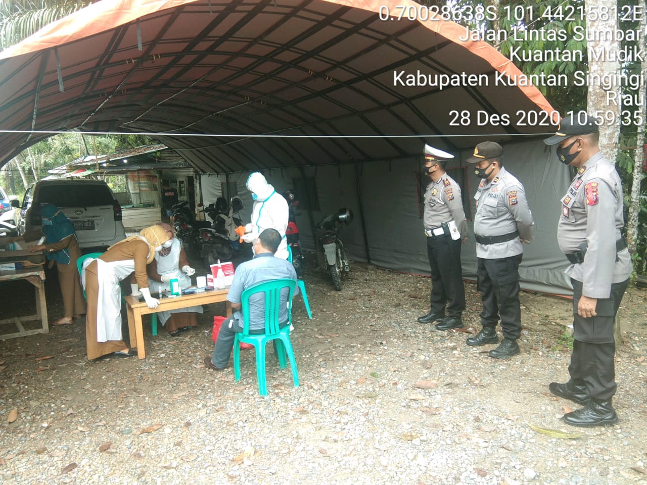 Pengendara Yang Melintasi Perbatasan Riau-Sumbar Di Desa Kasang Melakukan Tes Swab Gratis