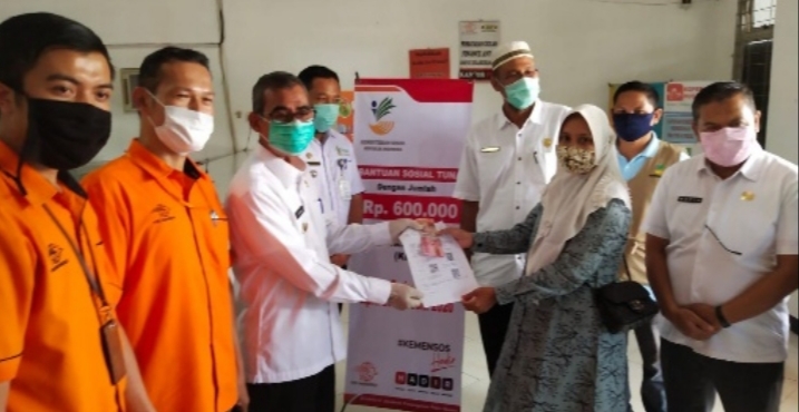 Sebanyak 7.827 KK Dapat BST Dari Kemensos RI Diserahkan Oleh Bupati Kuansing.