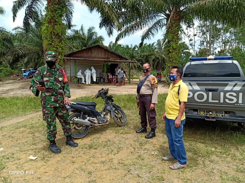 Polsek Pangkalan Lesung Dampingi Tim Puskesmas Bersinar Lakukan Tes Swab di Desa Pesaguan