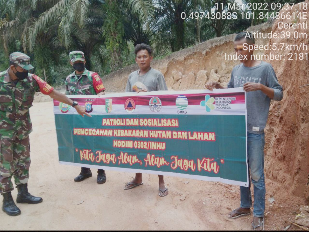 Serda Samrin Babinsa Koramil 06/Cerenti Kodim 0302/ Inhu, Bersama Anggota Lainnya Laksanakan Patroli Untuk Cegah Kebakaran Hutan Dan Lahan di Kompe Berangin Kecamatan Cerenti Kabupaten Kuansing