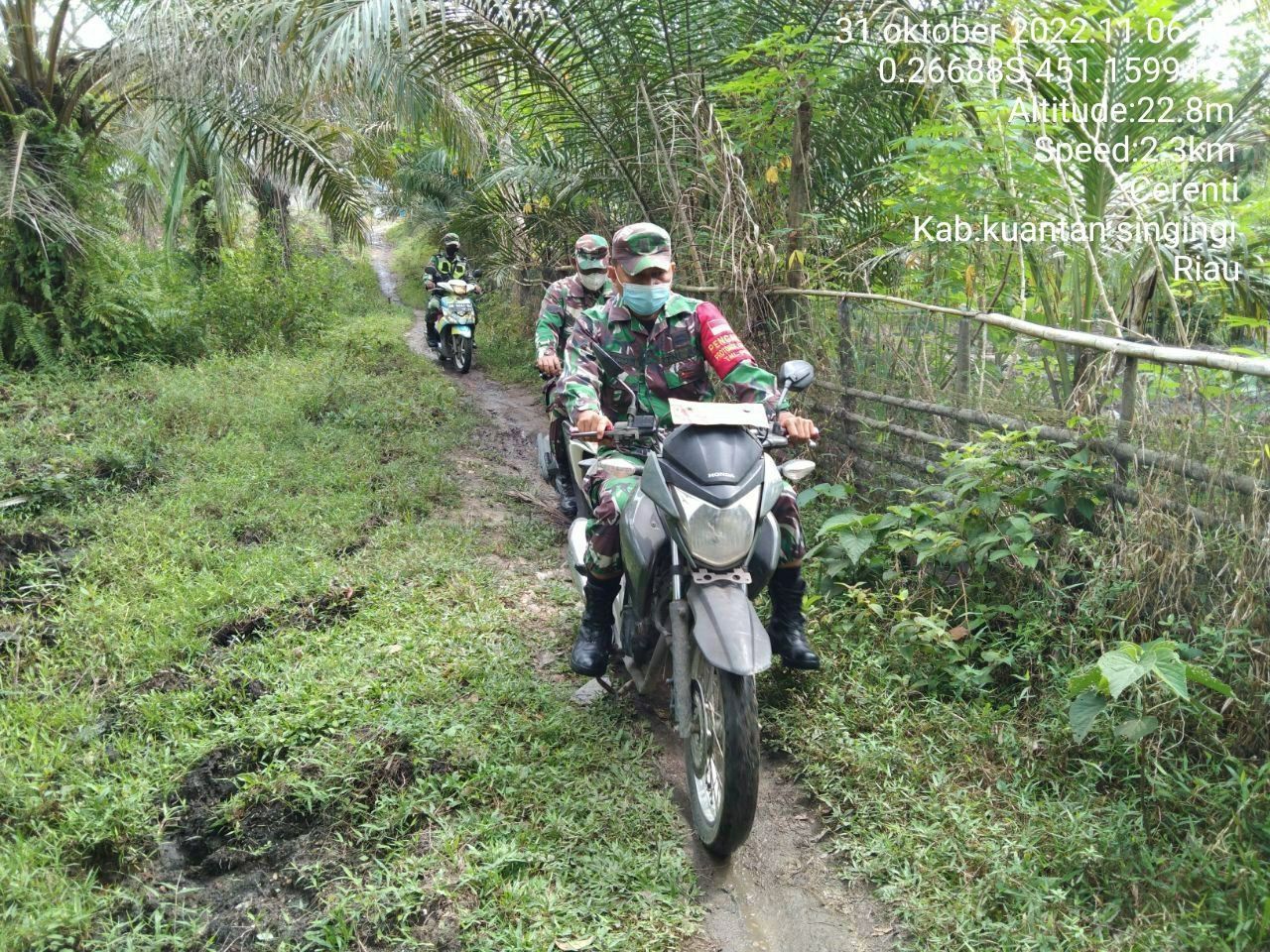 Tingkatkan Pengawasan Karlahut, Babinsa Koramil 06/ Cerenti Dim 0302/ Inhu, di Desa Pulau Panjang Cerenti Laksanakan Patroli Sosialisasi Kepada Masyarakat