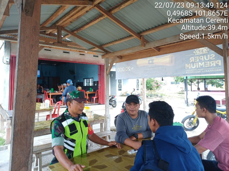 Di Kecamatan Cerenti Desa Kampung Baru Timur Babinsa Koramil 06/Cerenti Kodim 0302/Inhu Sertu Efison Sebagai Insan Babinsa Aktif Laksanakan Komsos Dengan Warga Desa