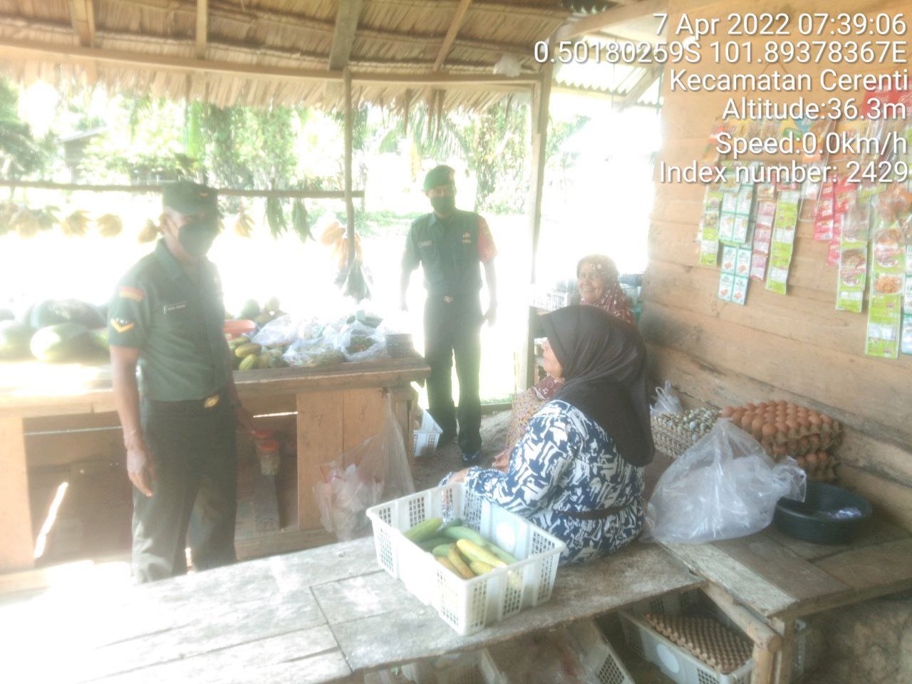 Babinsa Koramil 06/Cerenti Kodim 0302/Inhu Berikan Sosialisasi Serta Himbauan Kepada Warga Agar Patuhi Prokes Covid-19 di Teluk Pauh Cerenti