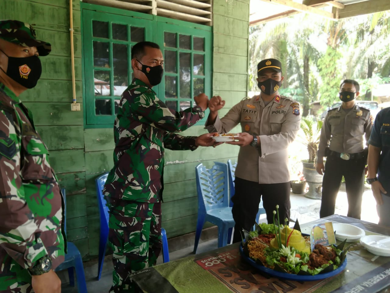 Momen HUT TNI ke-76, Kapolsek Ukui Bersama Anggota Datangi Pos Babinsa Desa Air Emas