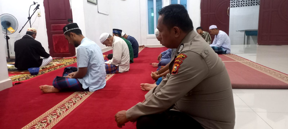 Usai Solat Magrib, Personil Polsek Tempuling Sampaikan Sosialisasi Pemilu Damai kepada Jamaah Surau Naj'mul-Huda