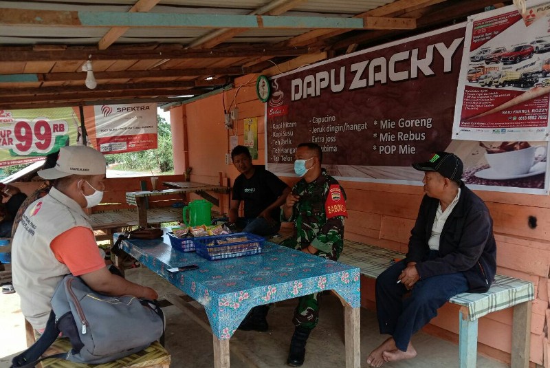 Ingatkan Bahaya Covid-19, Babinsa Koramil 04/Pkl Kuras Komsos ke Desa Binaan