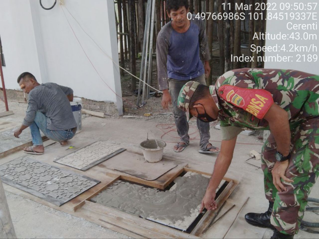 Serda Samrin Babinsa Koramil 06/Cerenti Kodim 0302/Inhu Gontong Royong Bantu Warga di Desa Kompe Berangin Kecamatan Cerenti Kabupaten Kuansing