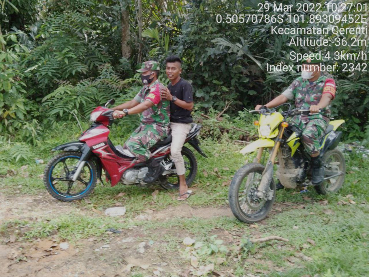 Sertu Edison dan Anggota Lainnya Babinsa Koramil 06/Cerenti Kodim 0302/Inhu Laksanakan Patroli Untuk Cegah Kebakaran Hutan Dan Lahan  di Pulau Panjang Cerenti Kecamatan Cerenti Kabupaten Kuansing