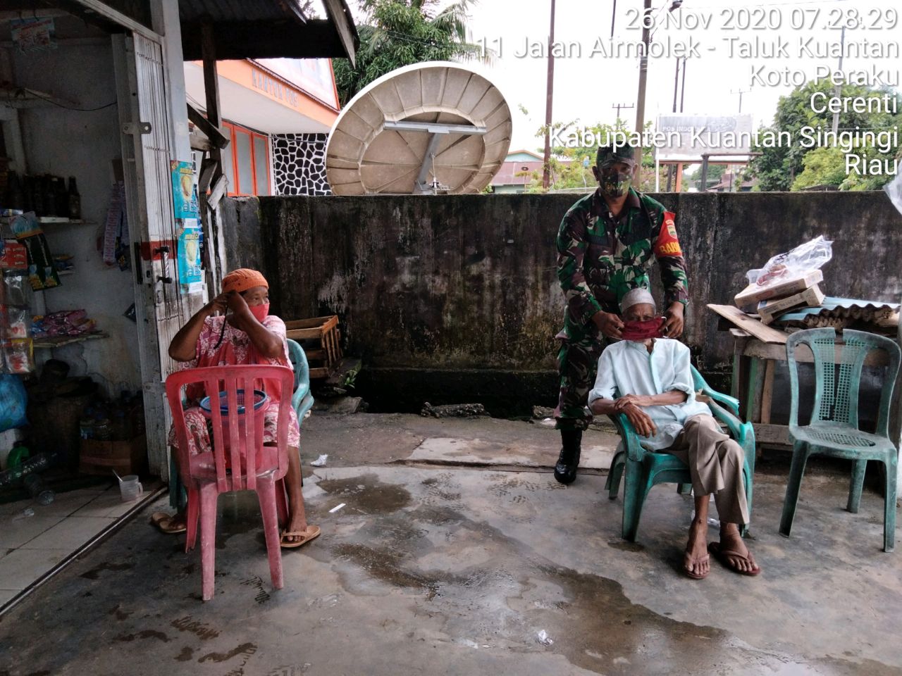 Babinsa Koramil 06/Cerenti Dim 0302/Inhu Sosialisasi Dan Bagikan Masker