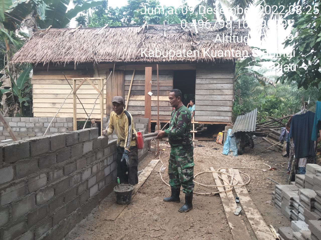 Bangun Keakraban Babinsa Koramil 06/Cerenti Kodim 0302/Inhu Serda Juanda Bantu Perehapan Rumah Layak Huni Di Wilayah Binaan