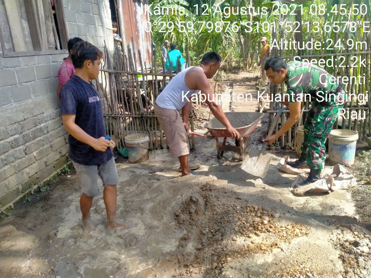 Babinsa Koramil 06/Cerenti Dim 0302/Inhu, Kopda Mohamad Soleh Bantu Pembuatan Pondasi Rumah Milik Warga Binaan