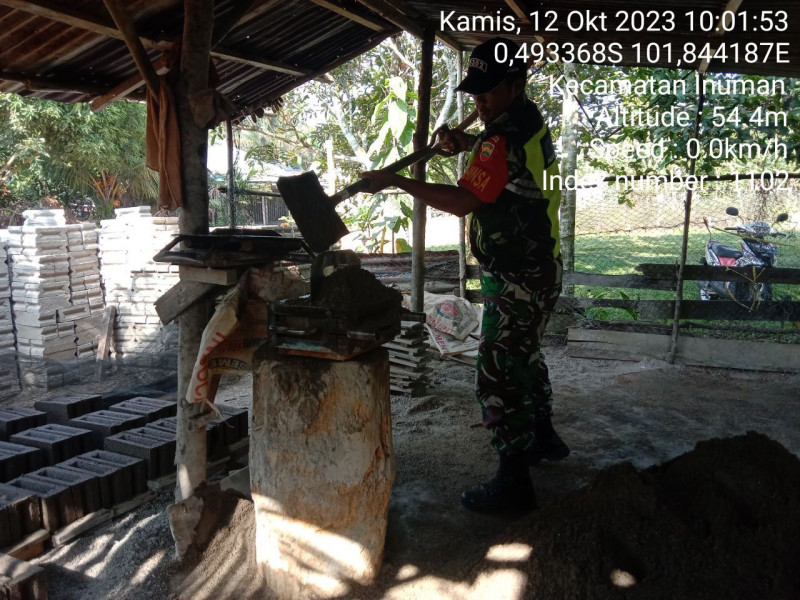 Di Desa Binaan Babinsa Koramil 06/Cerenti Kodim 0302/inhu Bantu Warga Binaan Lanjutkan Mengerjakan Pembuatan  Batako Didesa Pancasila