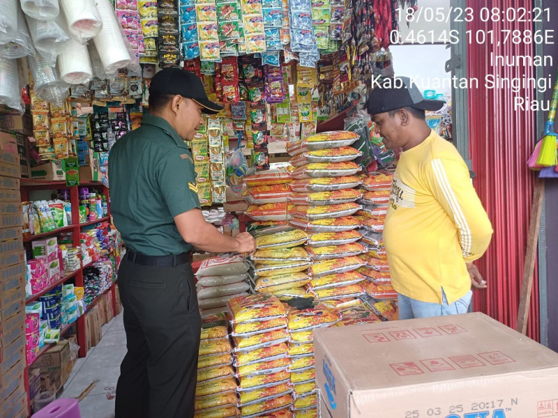 Babinsa Koramil 06/Cerenti Kodim 0302/Inhu Pantau Perkembangan Harga Kebutuhan Pokok Di Wilayah Kecamatan Inuman