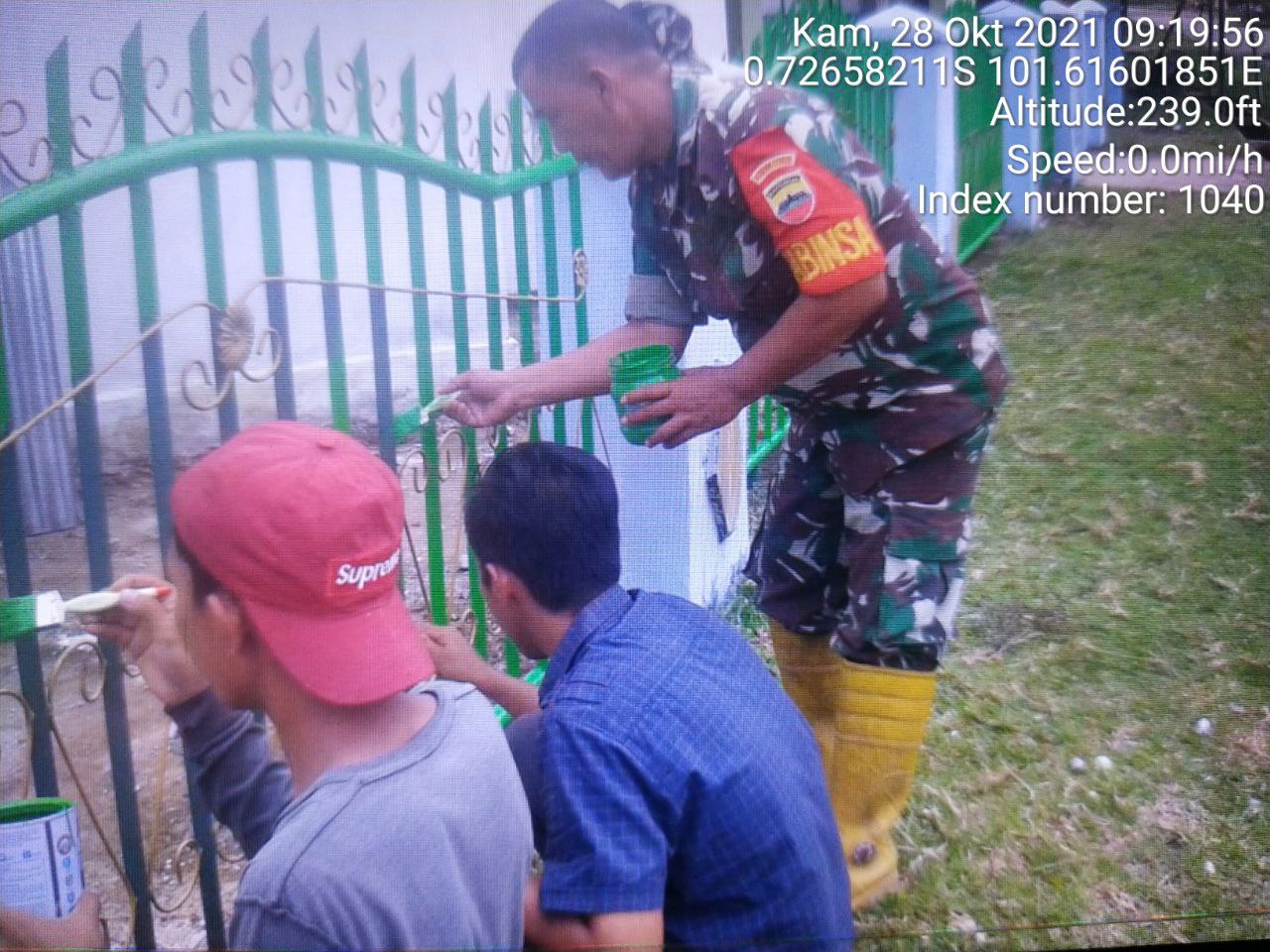 Babinsa Koramil 06 /Cerenti  Kodim 0302/ Inhu Bersama Masyarakat Gotong Royong di Tanjung Medan Kecamatan Cerenti
