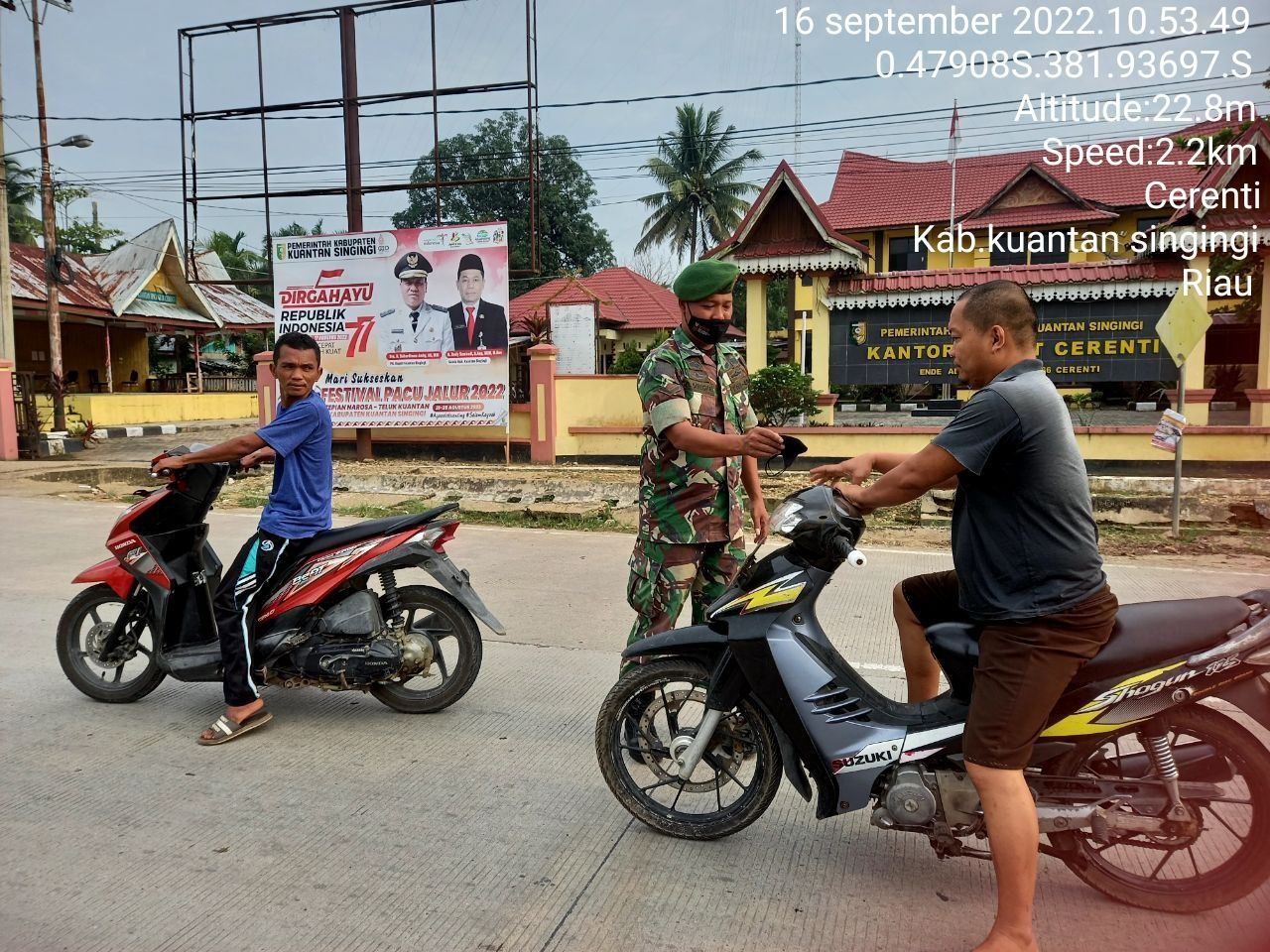 Upaya Memutus Penularan Covid-19, Babinsa Koramil 06/ Cerenti Kodim 0302/Inhu Bagikan Masker Gratis Kepada Masyarakat di Jalan Raya Desa Kampung Baru