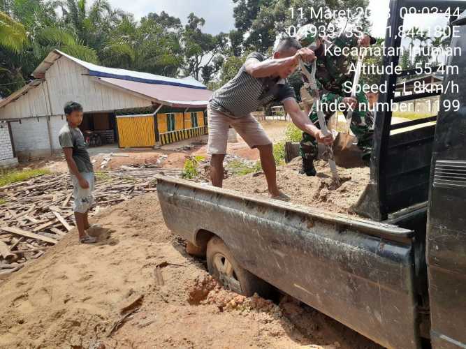 Babinsa Koramil 06/Cerenti Kodim 0302/Inhu Gotong Royong Di Desa Bedeng Sikuran Kecamatan Inuman Kabupaten Kuansing Sebagai Kampung Pancasila