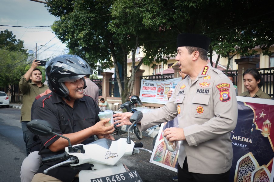 Kapolresta Pekanbaru Bagikan Takjil dan Apresiasi Media Lewat Buka Puasa Bersama