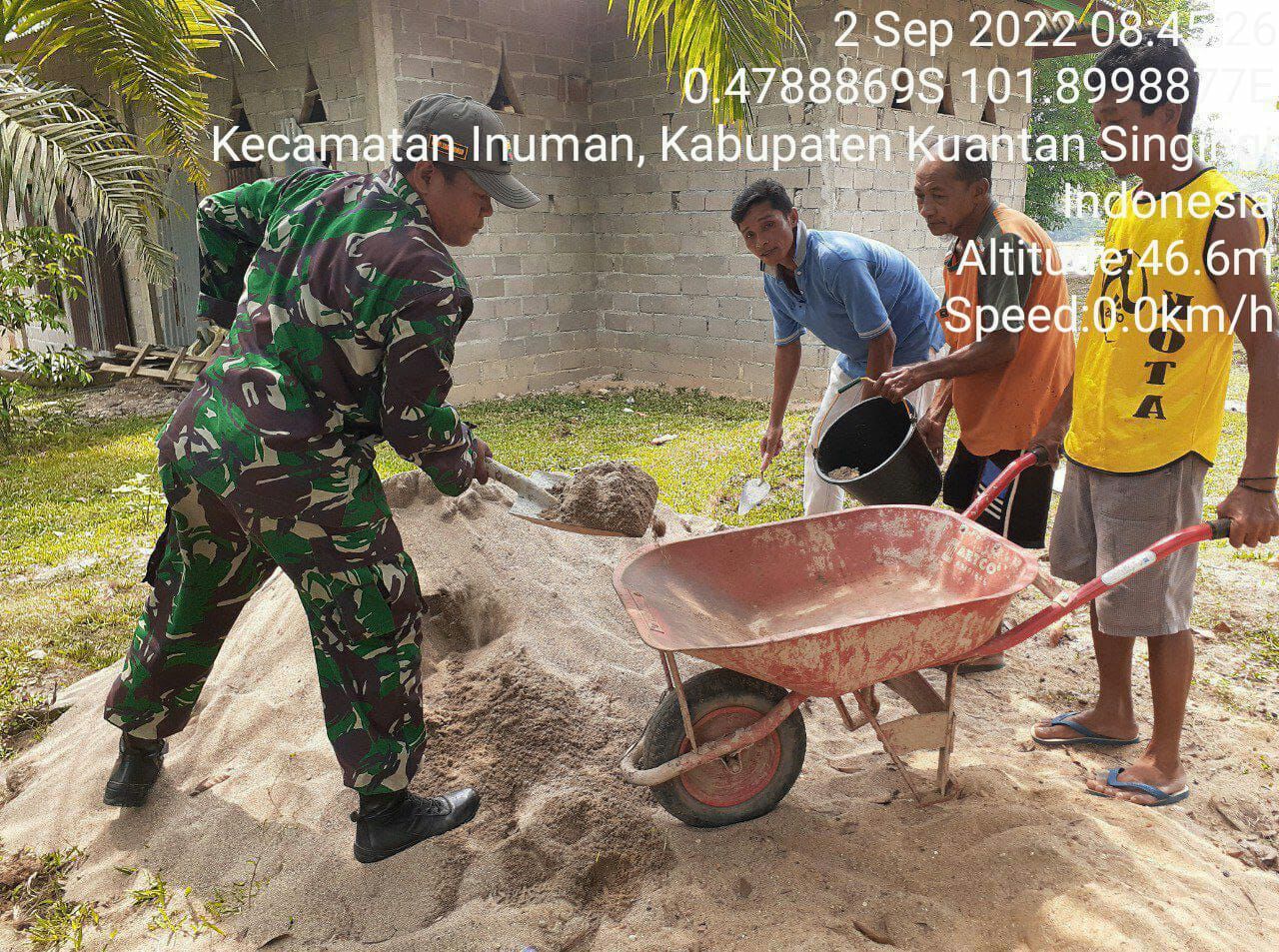 Babinsa Koramil 06/Cerenti Kodim 0302/Inhu Bantu Warga Gotong Royong Bangun Musholla