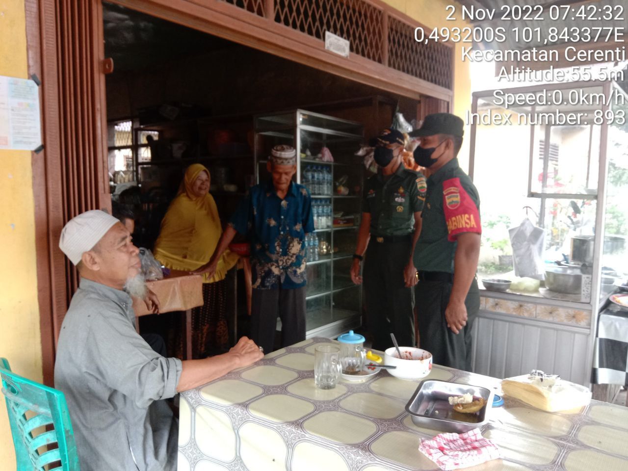 Babinsa Koramil 06/Cerenti Kodim 0302/Inhu, di Desa Kompe Berangin Kecamatan Cerenti  Berikan Sosialisasi Serta Himbauan Kepada Warga Agar Patuhi Prokes Covid-19 