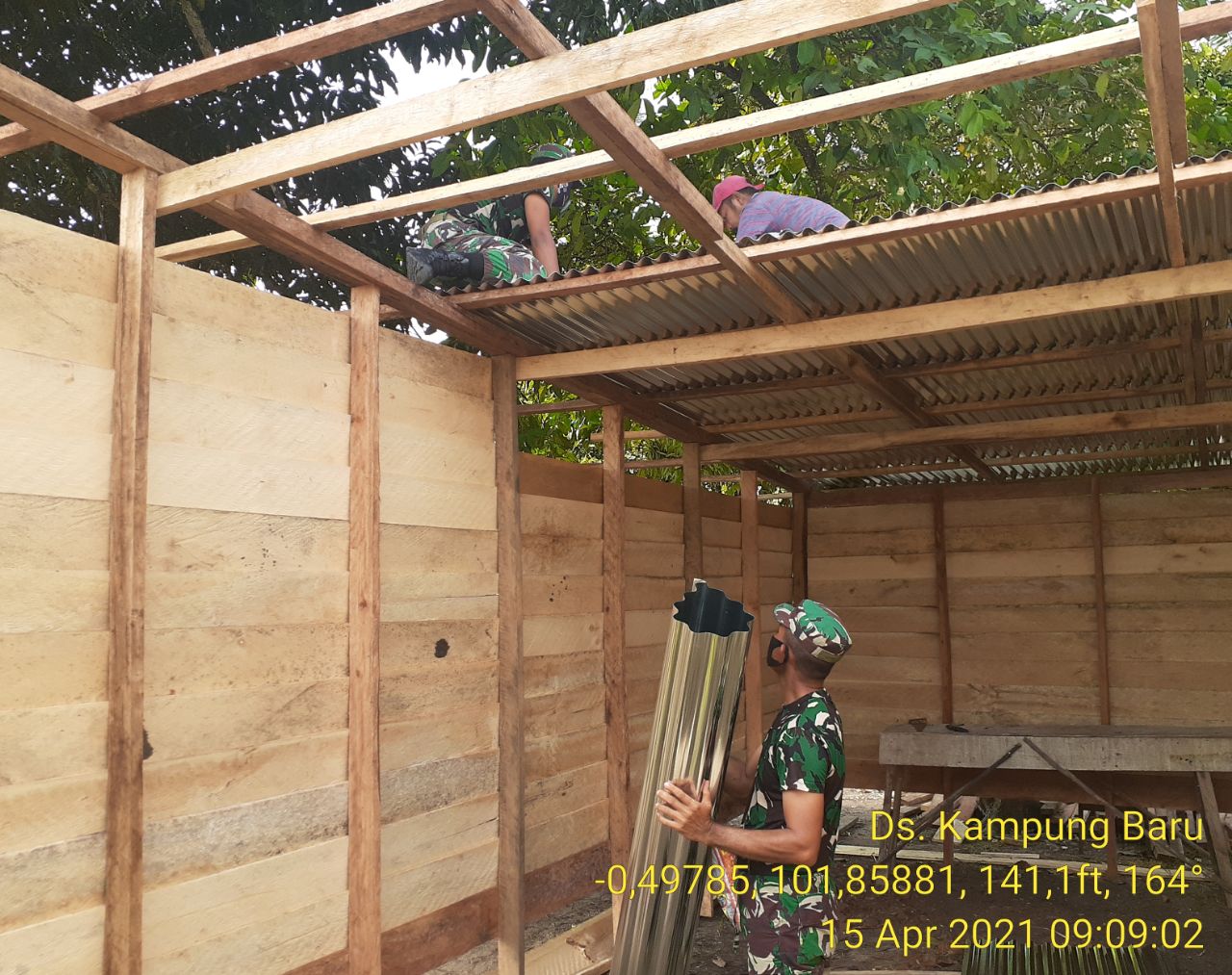 Babinsa Koramil 06/ Cerenti Dim 0302/Inhu Bantu Masyarakat Desa Binaan Melanjutkan Pembangunan Warung