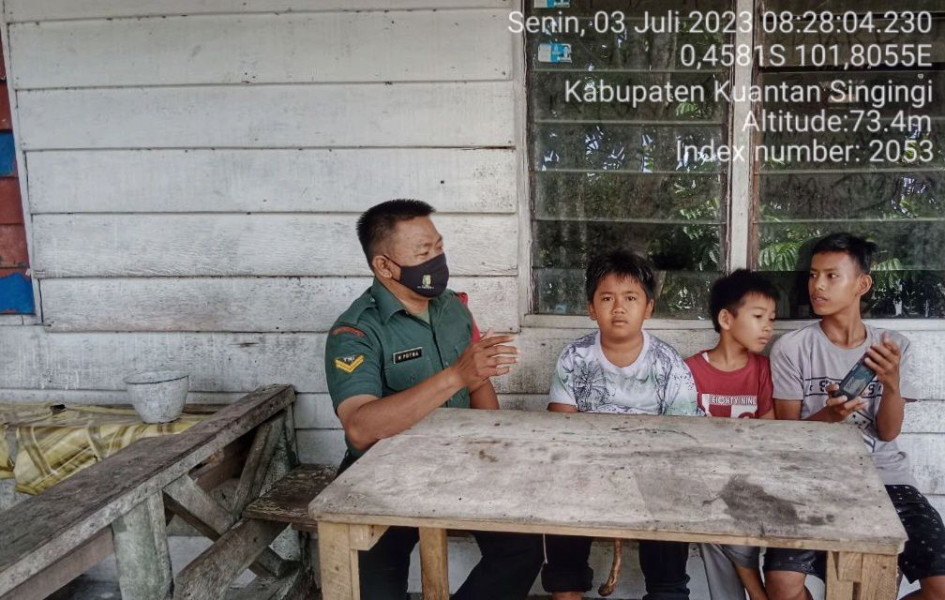 Babinsa Koramil 06 /Cerenti  Kodim 0302/Inhu Komsos Dengan Anak Pelajar Desa Binaan