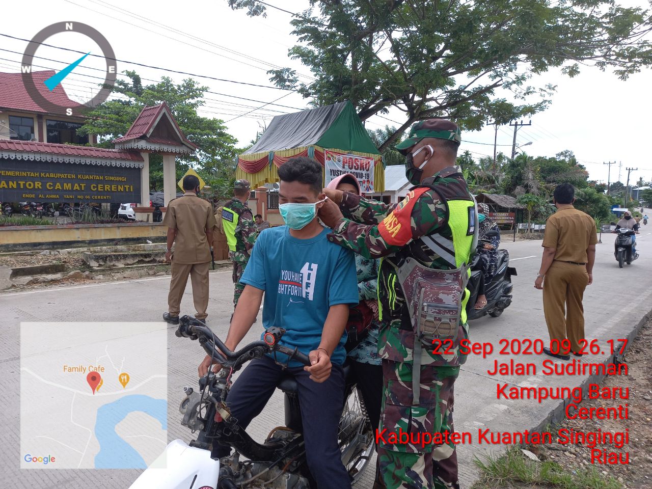 Babinsa Koramil 06/Cerenti Dim 0302/inhu bersama instansi Pemerintahan Bagikan Masker Kepada Pengguna Jalan Di Jalan Raya Teluk Kuantan-Inhu 