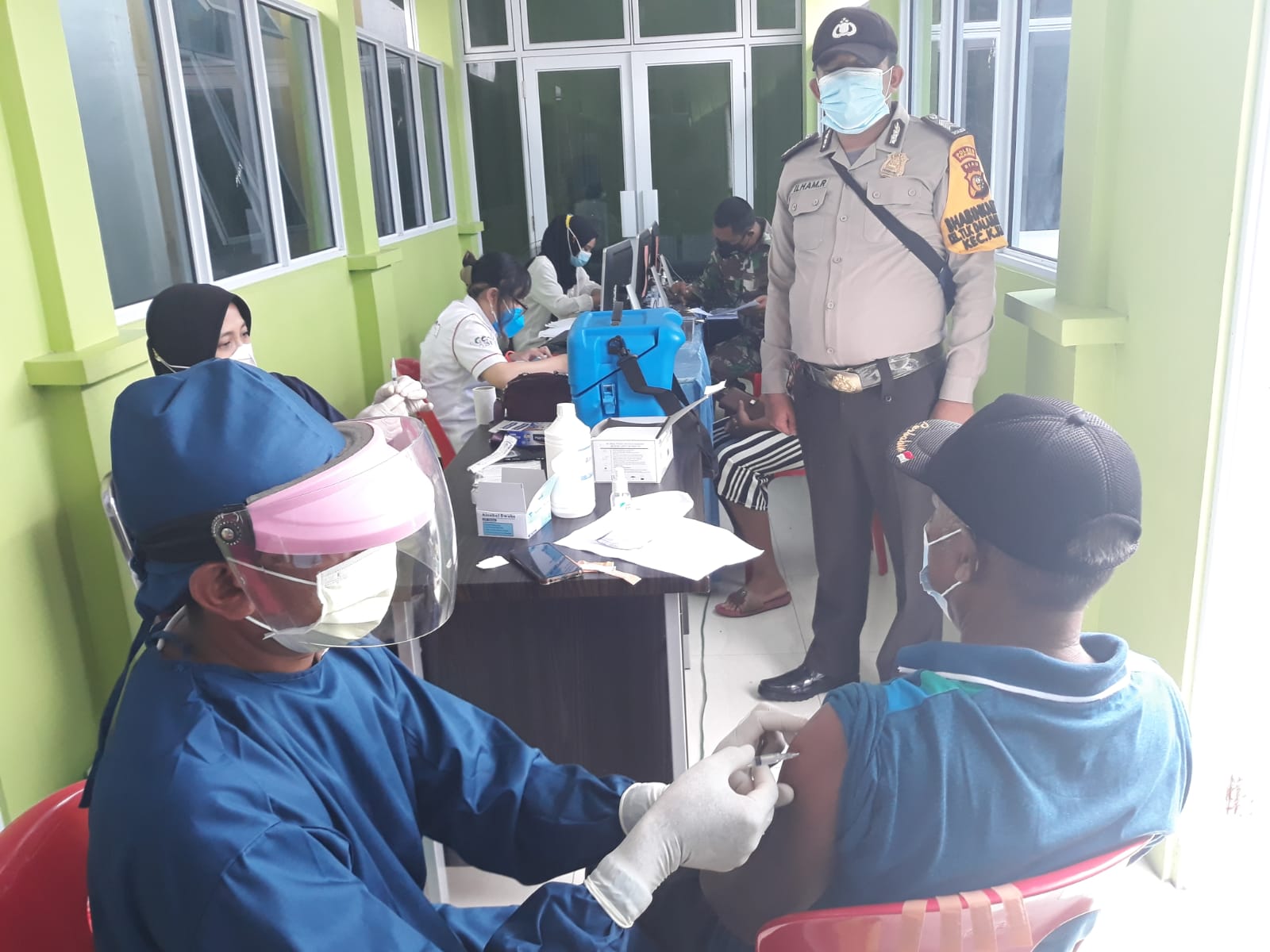 Polsek Kuala Kampar Kawal Pelaksanaan Vaksinasi Dosis II di Puskesmas