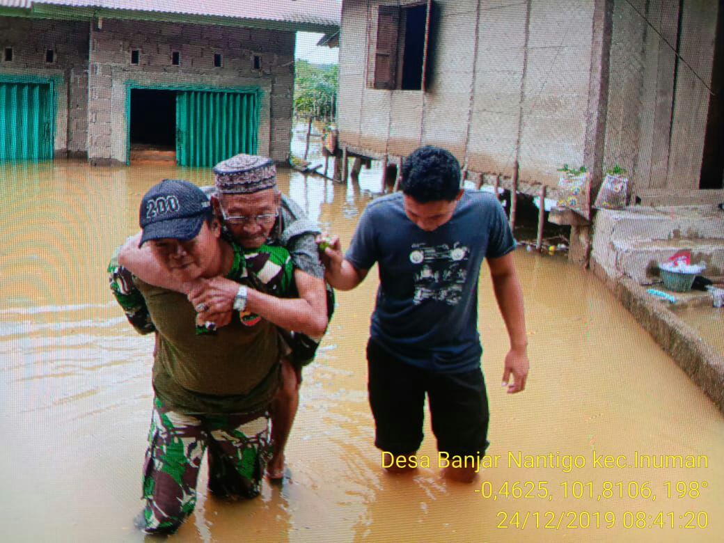 Babinsa Koramil 06/Cerenti Sertu Heriyus Saputera Evakuasi Warga Terkena Banjir.