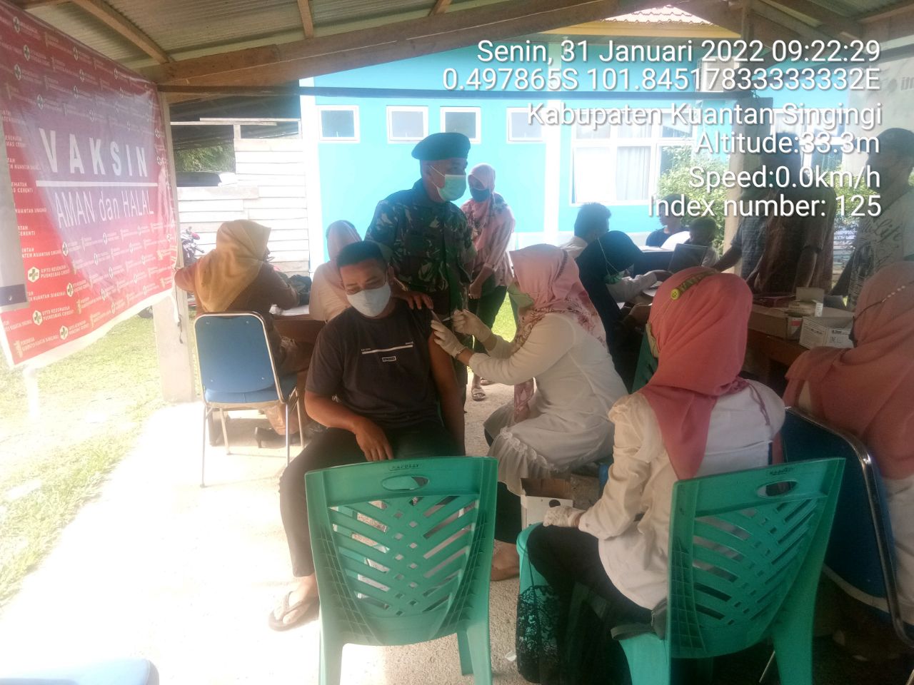 Serka M.Amin Babinsa Koramil 06/Cerenti Kodim 0302/ Inhu Bersama Serda Abdul Wahab  Pantau Dan Dampingi Pelaksanaan Vaksin Covid-19 di Puskesmas  Cerenti Kabupaten Kuansing