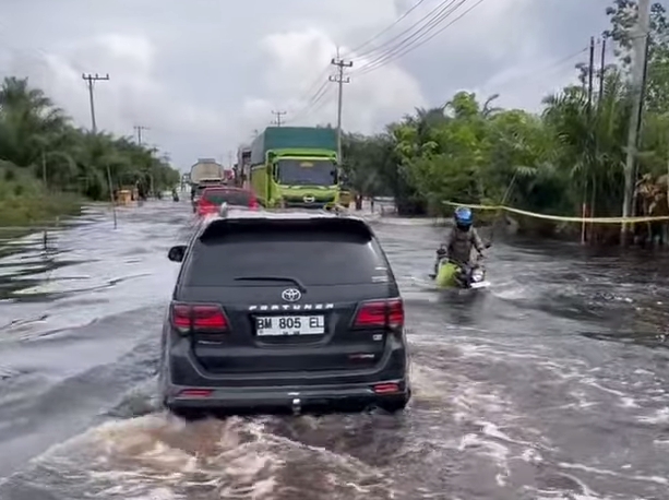 Jalan Lintas Timur Pelalawan Terendam Banjir, Kendaraan Kecil Dilarang Melintas