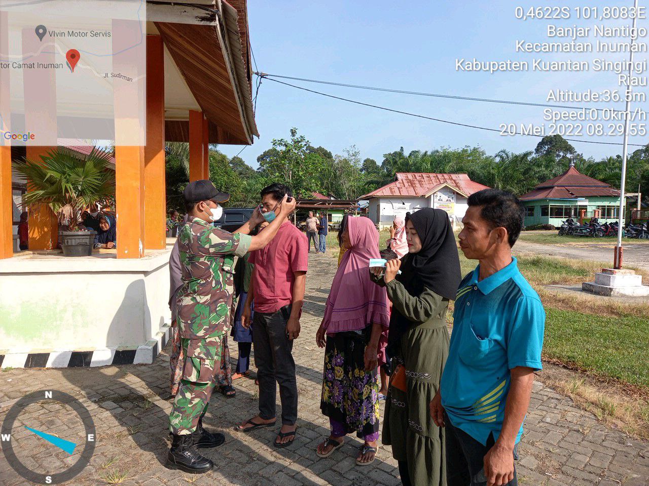 Babinsa Koramil 06/Cerenti Kodim 0302/ Inhu Membagikan Masker Untuk Masyarakat di Desa Banjar Nantigo Kecamatan Inuman