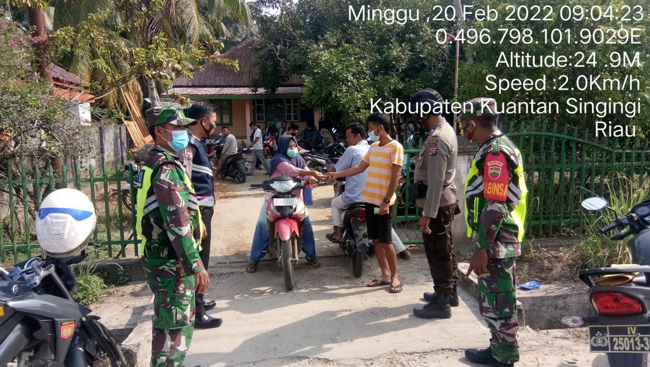 Babinsa Koramil 06/Cerenti Kodim 0302/Inhu Himbau Warga Desa Binaan Disiplin Prokes di Kelurahan Koto Peraku