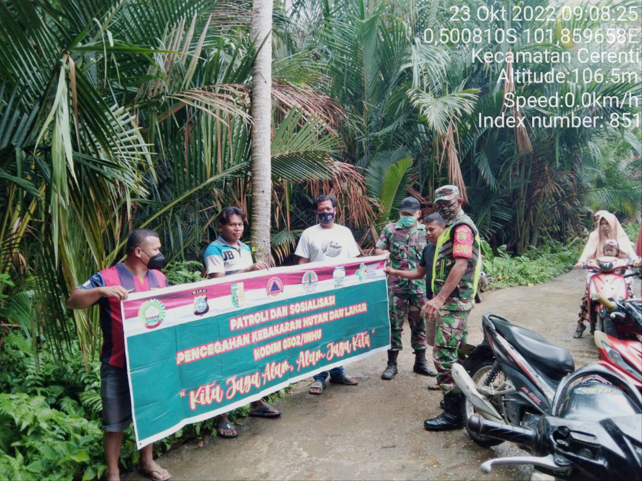Babinsa Koramil 06/Cerenti Kodim 0302/Inhu Laksanakan Patroli Untuk Cegah Kebakaran Hutan Dan Lahan Di Desa Kampung Baru Timur Kecamatan Cerenti 