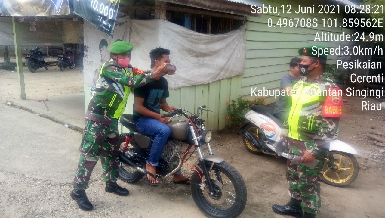 Babinsa Koramil 06/Cerenti Berikan Edukasi Pencegahan Covid-19 Di Desa Binaan di Desa Pesikaian