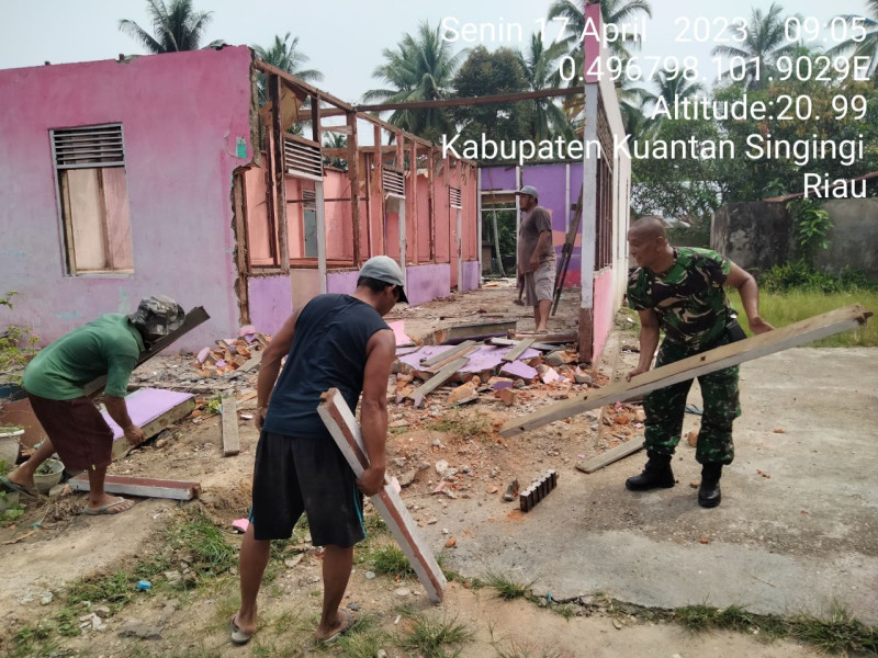 Bangun Keakraban Babinsa Koramil 06/Cerenti Dim 0302/Inhu Serda Juanda Membantu Warga Binaan Rehap Rumah