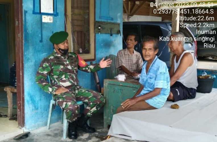 Anggota Koramil 06/Cerenti Kodim 0302/Inhu Selalu Menjaga Kekompakan Dengan Warga Babinsa Komsos Mempererat Tali Silaturahmi di Desa Bedeng Sikuran 