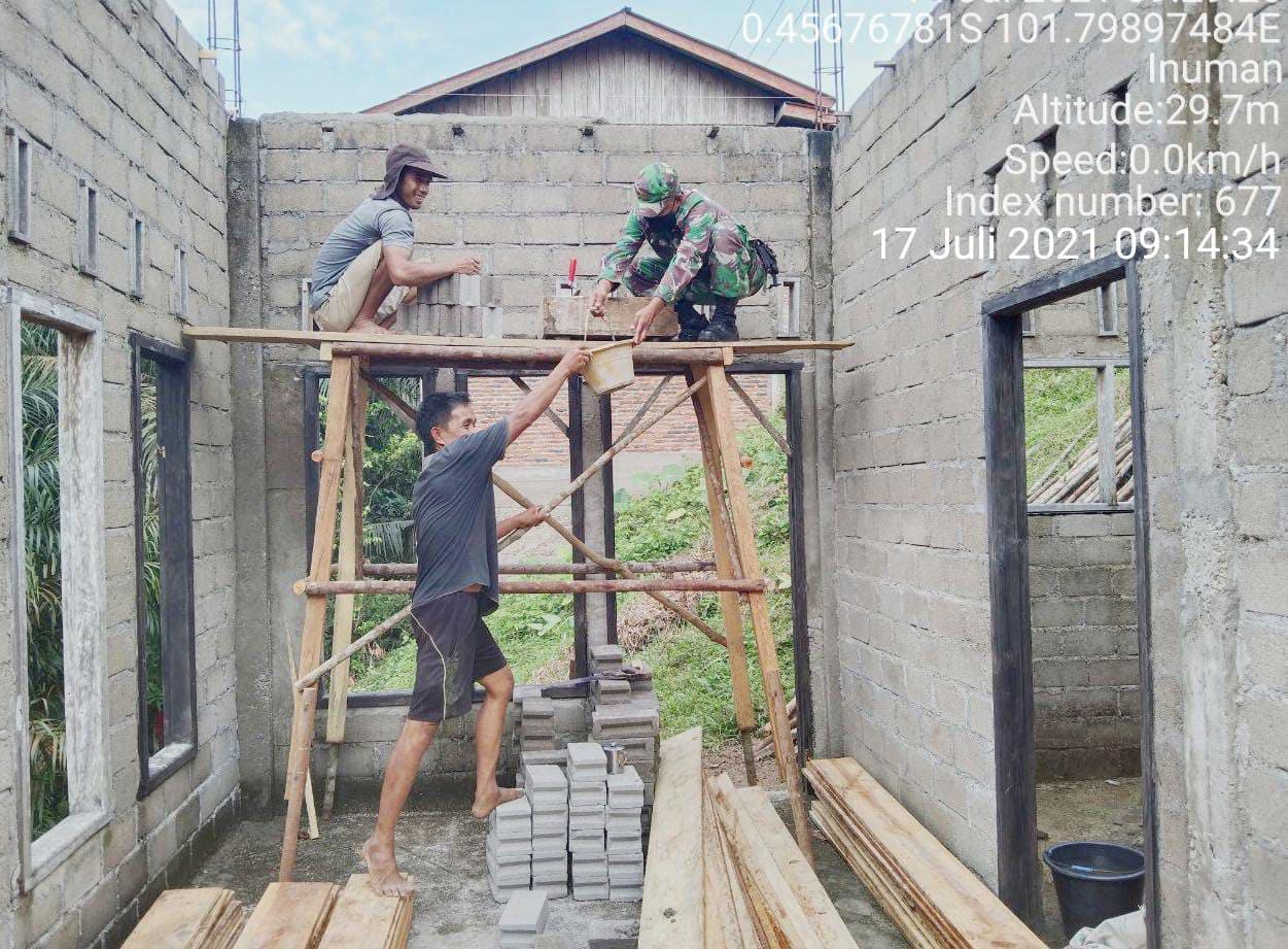 Babinsa 06/Cerenti Dim 0302/Inhu, Kopda Junedi Bantu Masyarakat Desa Binaan Melanjutkan Pembangunan Buat Rumah Desa Koto Inuman Kecamatan Inuman