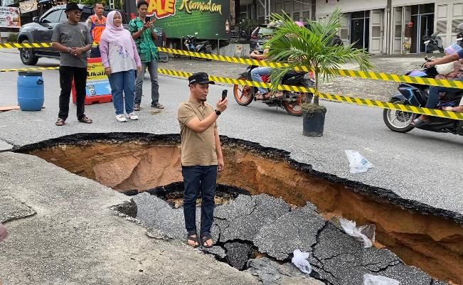 Tinjau Langsung Jalan Amblas, Walikota Agung Ungkap Penyebab dan Perintahkan Perbaikan Drainase