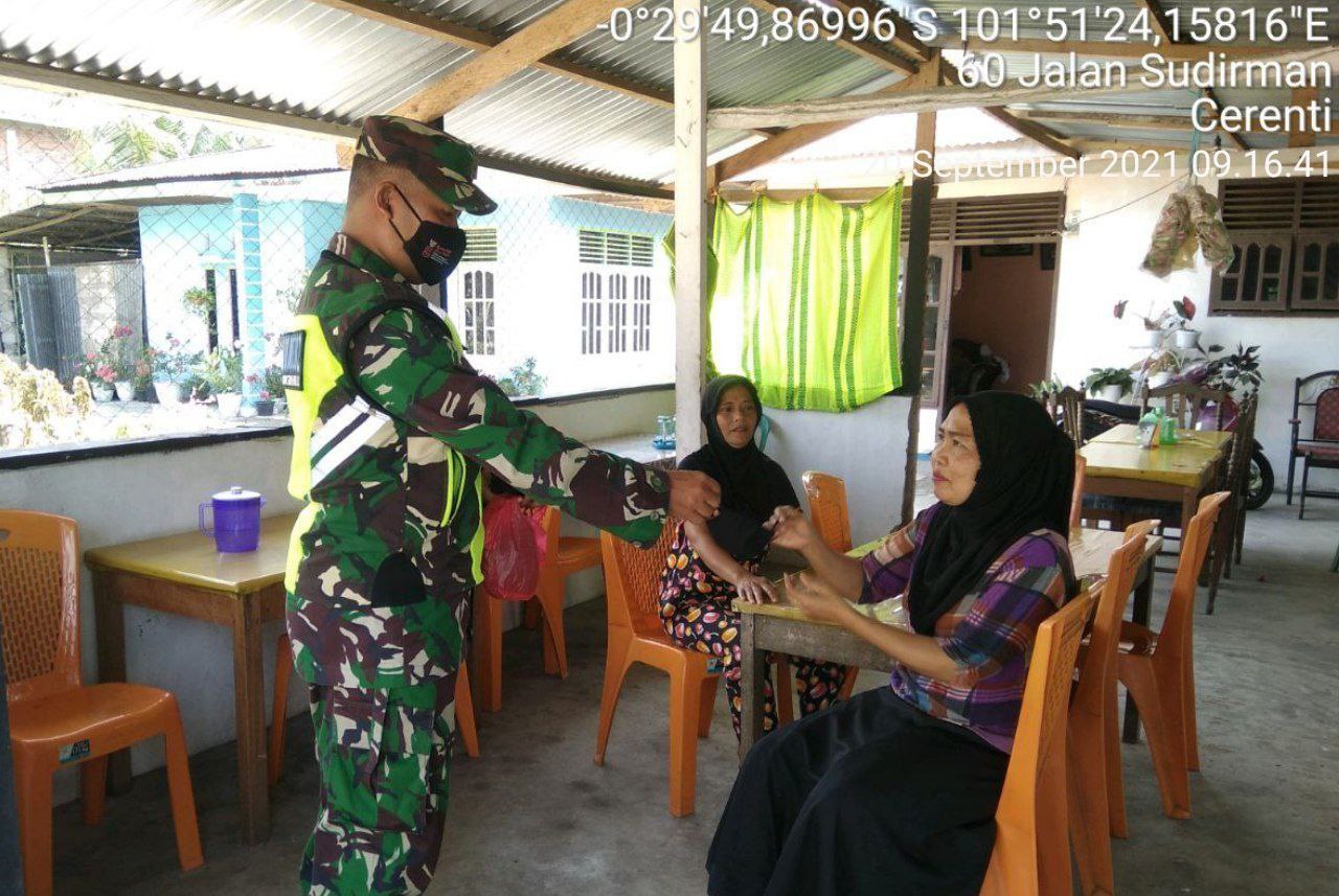 Serda Dumen Siregar Babinsa Koramil 06/ Cerenti Kodim 0302/ Inhu Bagikan Masker Gratis Kepada Warga Desa Binaan