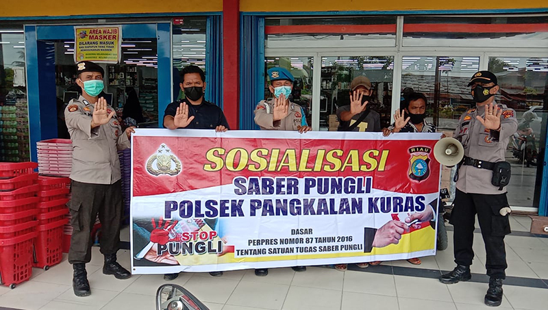Polsek Pangkalan Kuras Sosialisasi Saber Pungli Kepada Petugas Parkir Swalayan