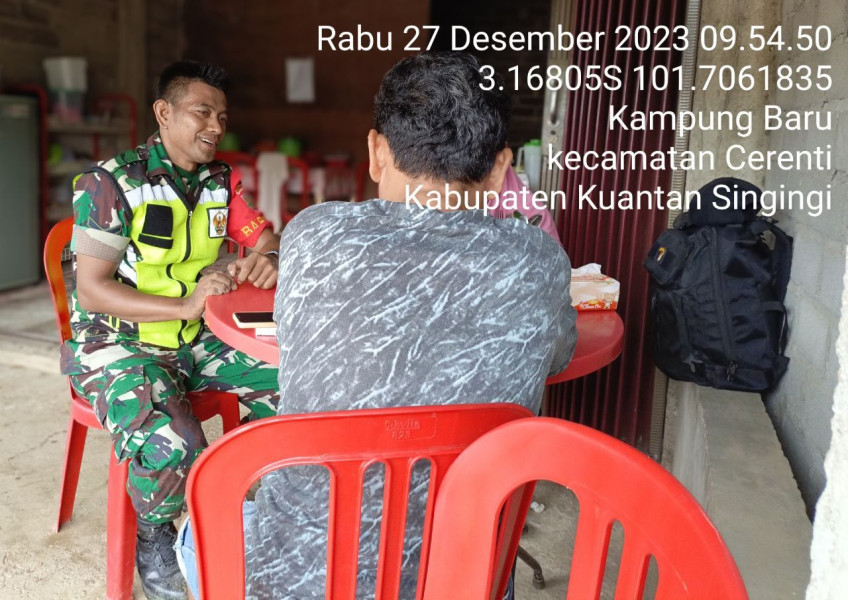 Anggota Koramil 06/Cerenti  Kodim 0302/Inhu Agar Tetap Akrab Dengan Warga Desa Binaan Desa Kampung Baru Babinsa Komsos