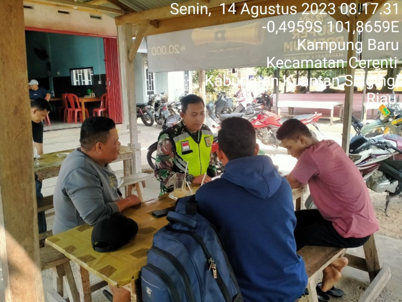 Babinsa Koramil 06/Cerenti Kodim 0302/ Inhu Komsos Dengan Warga Desa Kampung Baru Cerenti