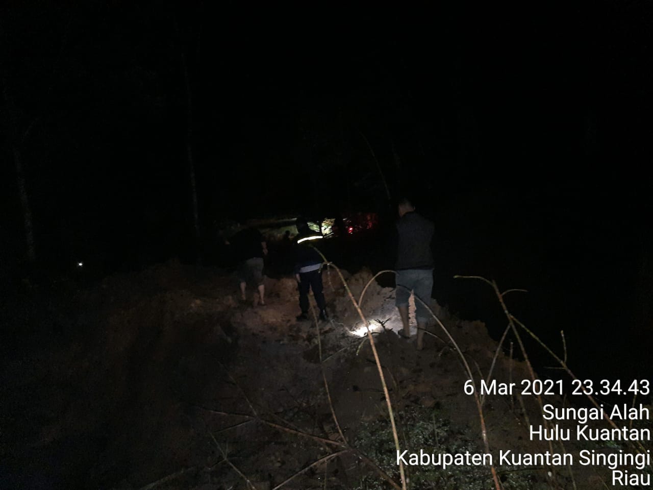 Tengah Malam Kasat Reskrim dan Plh Kapolsek Hulu Kuantan Polres Kuansing pimpin pengecekan di Sungai Alah Kec. Hulu Kuantan terkait dugaan aktifitas PETI